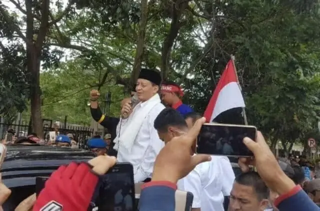 Digeruduk Ratusan Guru Honorer, Wahidin Halim Temui Pengunjuk Rasa Digeruduk Ratusan Guru Honorer, Wahidin Halim Temui Pengunjuk Rasa