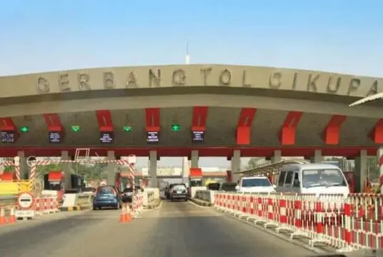 Masuk Jalan Tol-Merak Mulai Terapkan Transaksi Non Tunai Masuk Jalan Tol-Merak Mulai Terapkan Transaksi Non Tunai