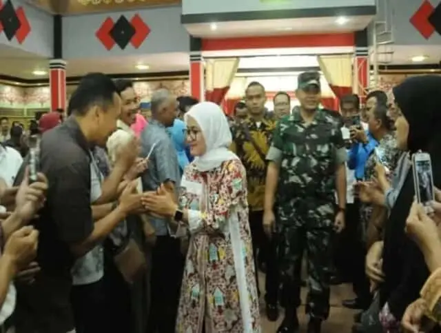 Bupati Lebak Ajak Pengguna Teknologi Komunkasi Dapat Membangun Daerah Bupati Lebak Ajak Pengguna Teknologi Komunkasi Dapat Membangun Daerah