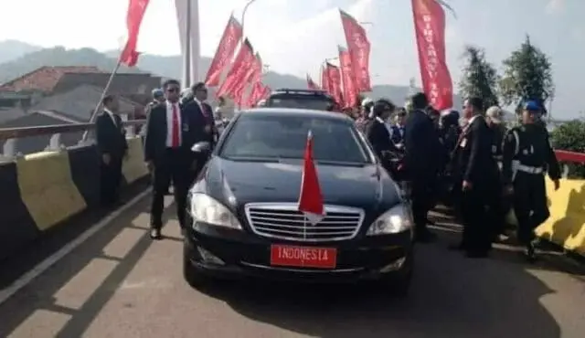 Presiden Jokowi Jalan Kaki Tembus Kerumunan Warga Banten Presiden Jokowi Jalan Kaki Tembus Kerumunan Warga Banten