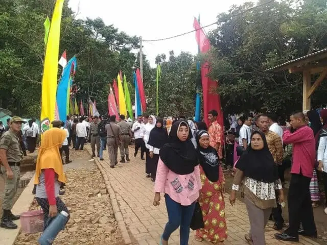 Masyarakat Muruy Menes Antusias Menunggu Kedatangan Presiden Joko Widodo Masyarakat Muruy Menes Antusias Menunggu Kedatangan Presiden Joko Widodo