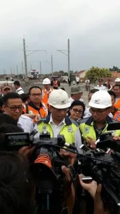 Ekspresi Bahagia Menteri Perhubungan dengan Anak-anak Kecil di Tanah Tinggi Tangerang