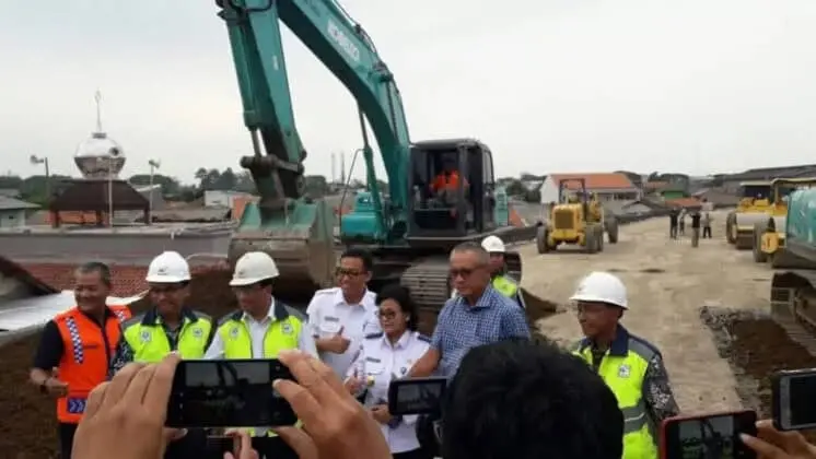Ekspresi Bahagia Menteri Perhubungan dengan Anak-anak Kecil di Tanah Tinggi Tangerang