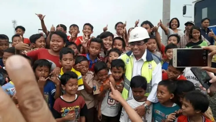 Ekspresi Bahagia Menteri Perhubungan dengan Anak-anak Kecil di Tanah Tinggi Tangerang