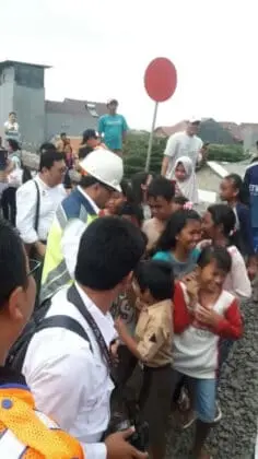 Ekspresi Bahagia Menteri Perhubungan dengan Anak-anak Kecil di Tanah Tinggi Tangerang