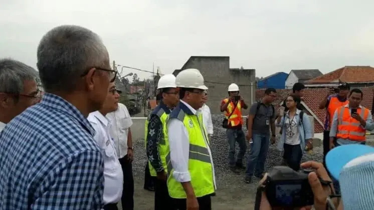 Ekspresi Bahagia Menteri Perhubungan dengan Anak-anak Kecil di Tanah Tinggi Tangerang