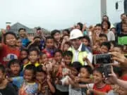 Ekspresi Bahagia Menteri Perhubungan dengan Anak-anak Kecil di Tanah Tinggi Tangerang Ekspresi Bahagia Menteri Perhubungan dengan Anak-anak Kecil di Tanah Tinggi Tangerang