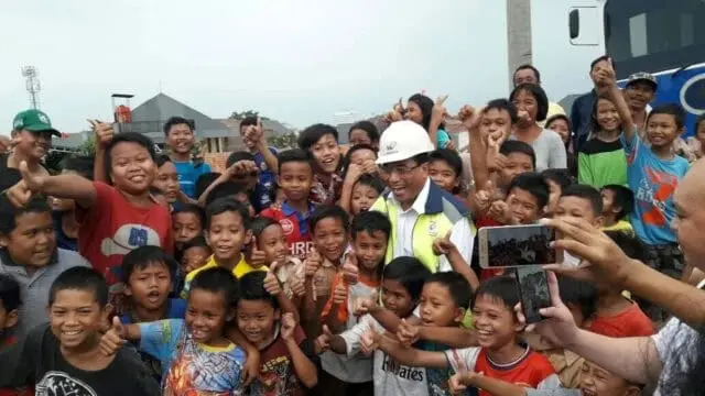 Ekspresi Bahagia Menteri Perhubungan dengan Anak-anak Kecil di Tanah Tinggi Tangerang Ekspresi Bahagia Menteri Perhubungan dengan Anak-anak Kecil di Tanah Tinggi Tangerang