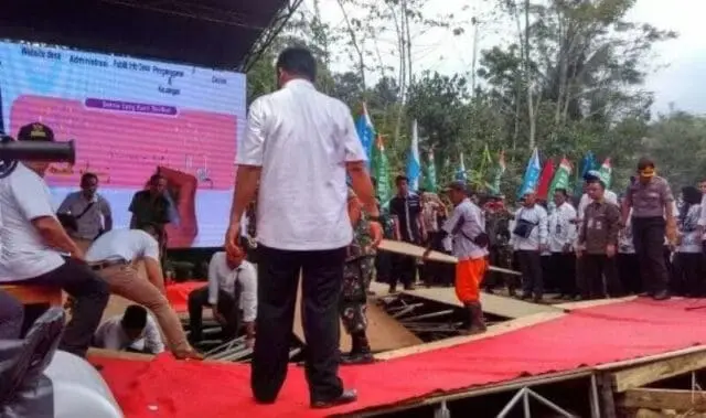 Panggung Utama untuk Presiden Jokowi Ambruk di Desa Muruy Pandeglang Panggung Utama untuk Presiden Jokowi Ambruk di Desa Muruy Pandeglang