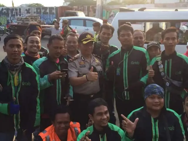 Kapolsek Ciledug Blusukan Temui Pengendara Ojek Online Kapolsek Ciledug Blusukan Temui Pengendara Ojek Online