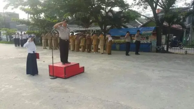 Kapolsek Kelapa Dua Jadi Pembina Upacara Bendera Merah Putih di Depan Pelajar Kapolsek Kelapa Dua Jadi Pembina Upacara Bendera Merah Putih di Depan Pelajar