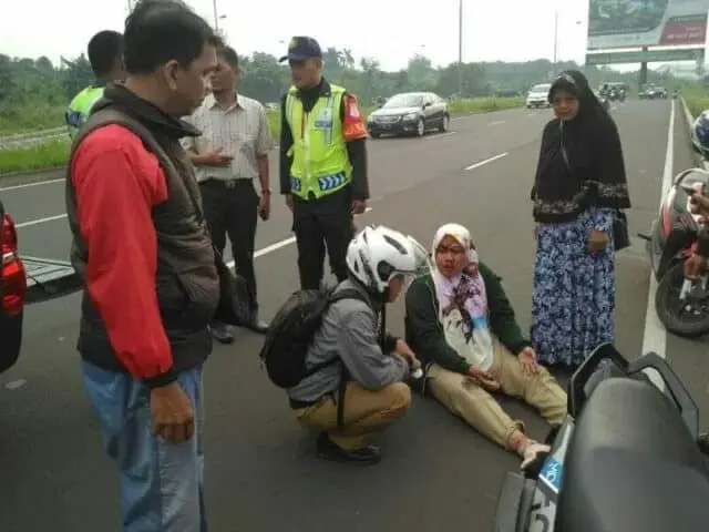 Guru SDN 1 Tangerang Jatuh Tersungkur, Tasnya Dirampas Perampok Guru SDN 1 Tangerang Jatuh Tersungkur, Tasnya Dirampas Perampok