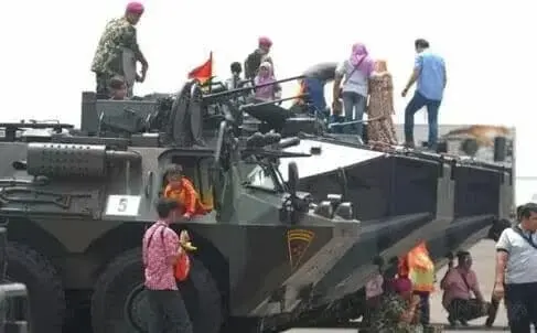 Perayaan HUT TNI ke 72 Jadi Ajang Selfi Masyarakat Banten Perayaan HUT TNI ke 72 Jadi Ajang Selfi Masyarakat Banten