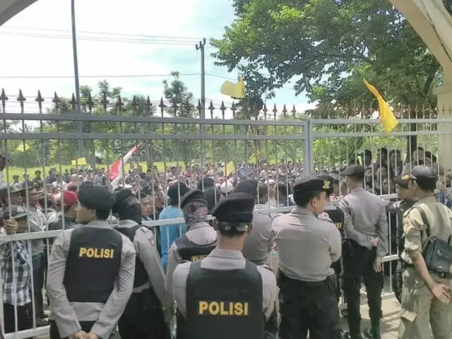 Pemkot Serang Berhentikan Sementara Operasi Ojek Online Pemkot Serang Berhentikan Sementara Operasi Ojek Online