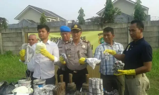 Polsek Pagedangan Temukan Pabrik Pembuatan Petasan Polsek Pagedangan Temukan Pabrik Pembuatan Petasan