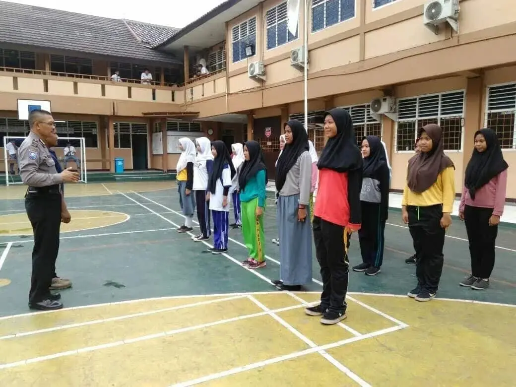 Perintah Kapolsek Ciledug, Bhabinkamtibmas Sambangi Sekolah