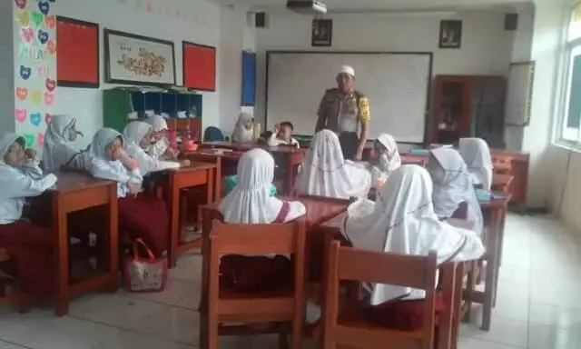 Perintah Kapolsek Ciledug, Bhabinkamtibmas Sambangi Sekolah Perintah Kapolsek Ciledug, Bhabinkamtibmas Sambangi Sekolah