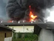 Cuaca Hujan, Pabrik Tiner di Jatiuwung Hangus Terbakar Cuaca Hujan, Pabrik Tiner di Jatiuwung Hangus Terbakar