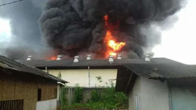 Cuaca Hujan, Pabrik Tiner di Jatiuwung Hangus Terbakar Cuaca Hujan, Pabrik Tiner di Jatiuwung Hangus Terbakar