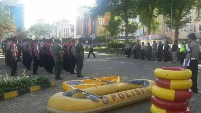 Jelang Musim Hujan, Polsek Ciledug Gelar Pasukan Penanggulangan Banjir Jelang Musim Hujan, Polsek Ciledug Gelar Pasukan Penanggulangan Banjir