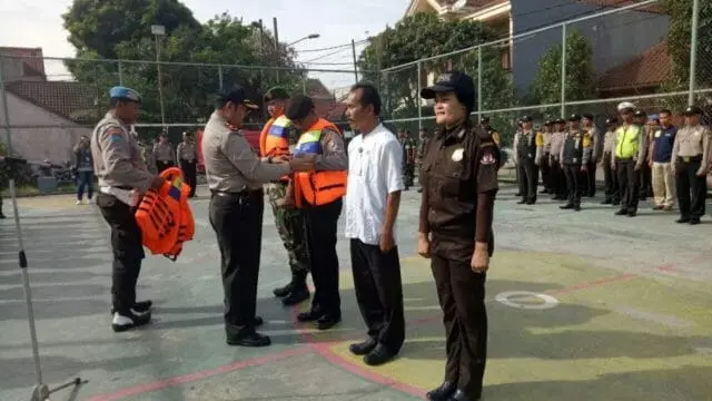 Polsek Karawaci Rangkul Tiga Pilar Atasi Penanggulangan Banjir Polsek Karawaci Rangkul Tiga Pilar Atasi Penanggulangan Banjir