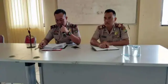 Kapolsek Ciledug Rutin Gelar Analisa dan Evaluasi Anggota Polisi Kapolsek Ciledug Rutin Gelar Analisa dan Evaluasi Anggota Polisi