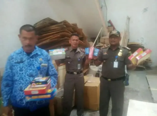 Satpol PP Kota Tangerang Akan Panggil Pemilik Empat Gudang Kembang Api di Mutiara Kosambi Satpol PP Kota Tangerang Akan Panggil Pemilik Empat Gudang Kembang Api di Mutiara Kosambi