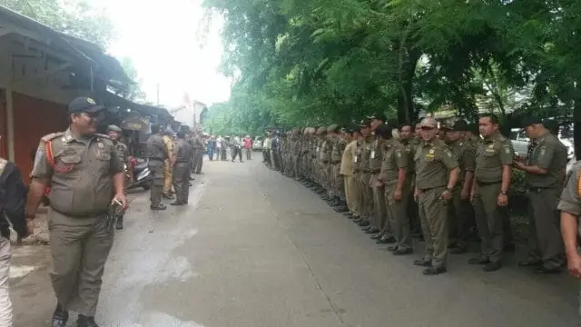 Satpol PP Kota Tangerang Tertibkan Bangunan Liar di Irigasi Sipon Cipondoh Satpol PP Kota Tangerang Tertibkan Bangunan Liar di Irigasi Sipon Cipondoh