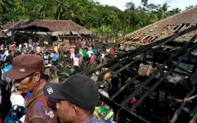 BPBD Lebak Berikan Bantuan Sembako Untuk Korban Kebakaran di Sobang BPBD Lebak Berikan Bantuan Sembako Untuk Korban Kebakaran di Sobang