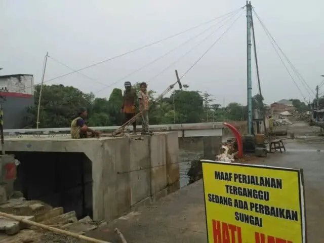 Musim Hujan Tiba, Pemkot Tangerang Konsentrasi Bangun Turap Musim Hujan Tiba, Pemkot Tangerang Konsentrasi Bangun Turap