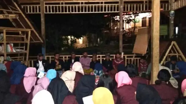 Mahasiswa Untirta Berburu Cerita Rakyat di Desa Adat Cibadak Mahasiswa Untirta Berburu Cerita Rakyat di Desa Adat Cibadak