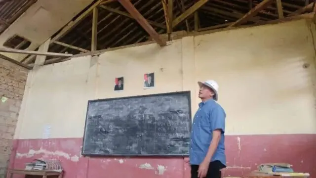 Gubernur Banten Mendadak Datangi SDN Citasuk yang Hampir Roboh Gubernur Banten Mendadak Datangi SDN Citasuk yang Hampir Roboh