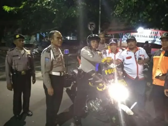 Jelang Pergantian Tahun, Kapolsek Neglasari Gunakan Sepeda Motor Sapa Masyarakat Jelang Pergantian Tahun, Kapolsek Neglasari Gunakan Sepeda Motor Sapa Masyarakat