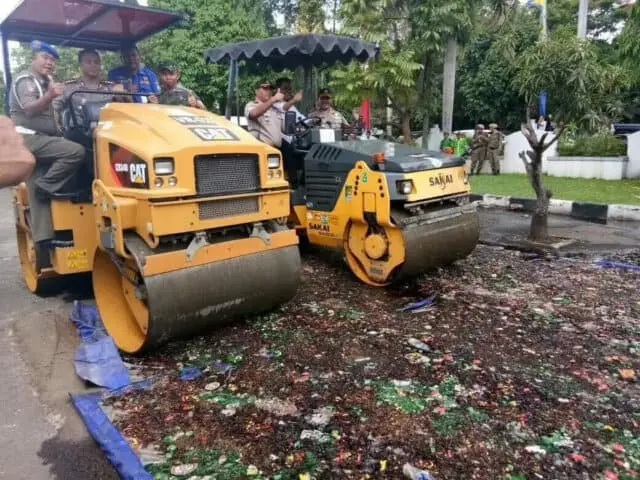 Saling Bersinergi, Pemkot dan Polres Metro Tangerang Kota Musnahkan Botol Minuman Keras Saling Bersinergi, Pemkot dan Polres Metro Tangerang Kota Musnahkan Botol Minuman Keras