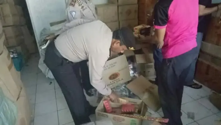 Polsek Karawaci Razia Petasan dan Kembang Api