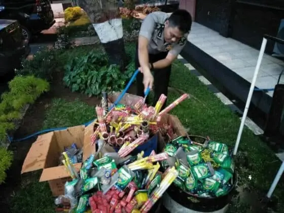 Polsek Karawaci Razia Petasan dan Kembang Api