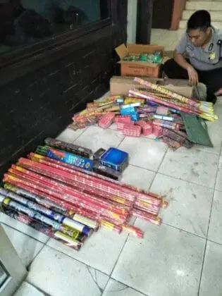Polsek Karawaci Razia Petasan dan Kembang Api