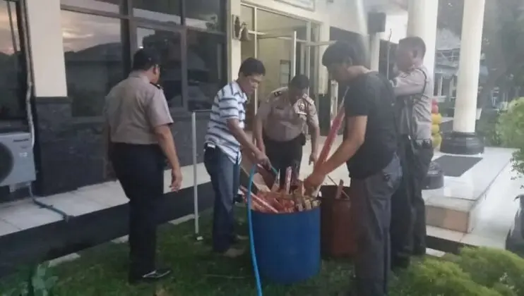 Polsek Karawaci Razia Petasan dan Kembang Api