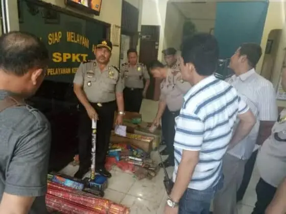 Polsek Karawaci Razia Petasan dan Kembang Api