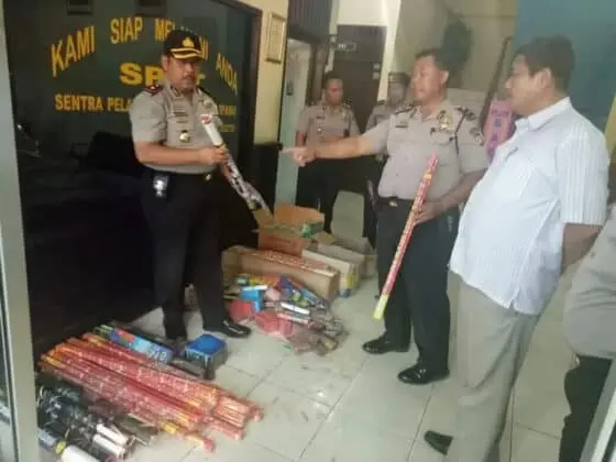 Polsek Karawaci Razia Petasan dan Kembang Api