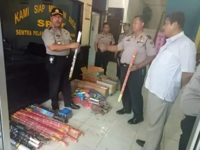 Polsek Karawaci Razia Petasan dan Kembang Api