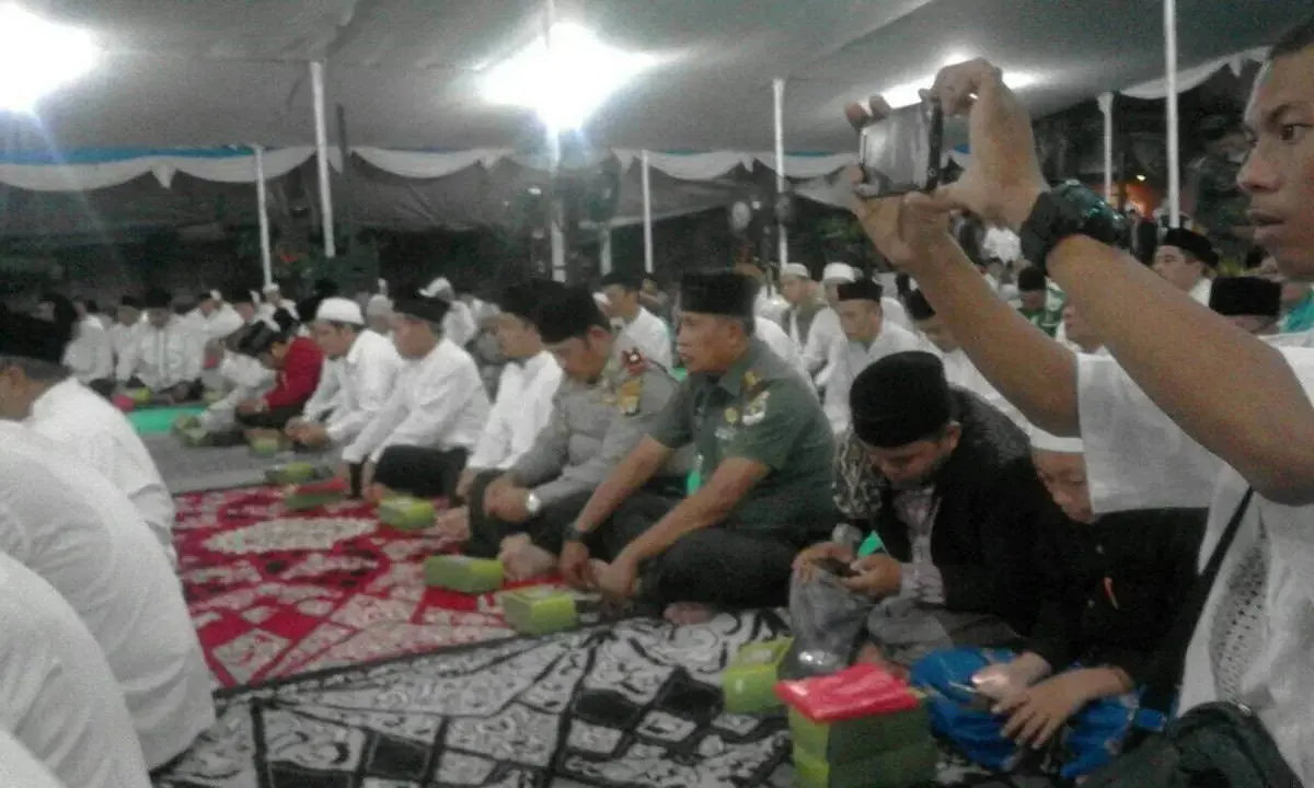 Kapolsek Karawaci Meriahkan Peringatan Maulid Nabi Muhammad SAW Kapolsek Karawaci Meriahkan Peringatan Maulid Nabi Muhammad SAW