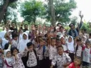 Komunitas Moli dan Rumah Dunia Sambangi SDN Sadah Komunitas Moli dan Rumah Dunia Sambangi SDN Sadah