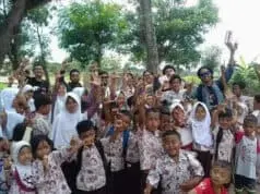 Komunitas Moli dan Rumah Dunia Sambangi SDN Sadah Komunitas Moli dan Rumah Dunia Sambangi SDN Sadah