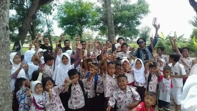 Komunitas Moli dan Rumah Dunia Sambangi SDN Sadah Komunitas Moli dan Rumah Dunia Sambangi SDN Sadah