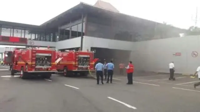 Akibat Korsleting Listrik Terminal 2 Bandara Soekarno Hatta Dipenuhi Kepulan Asap Akibat Korsleting Listrik Terminal 2 Bandara Soekarno Hatta Dipenuhi Kepulan Asap