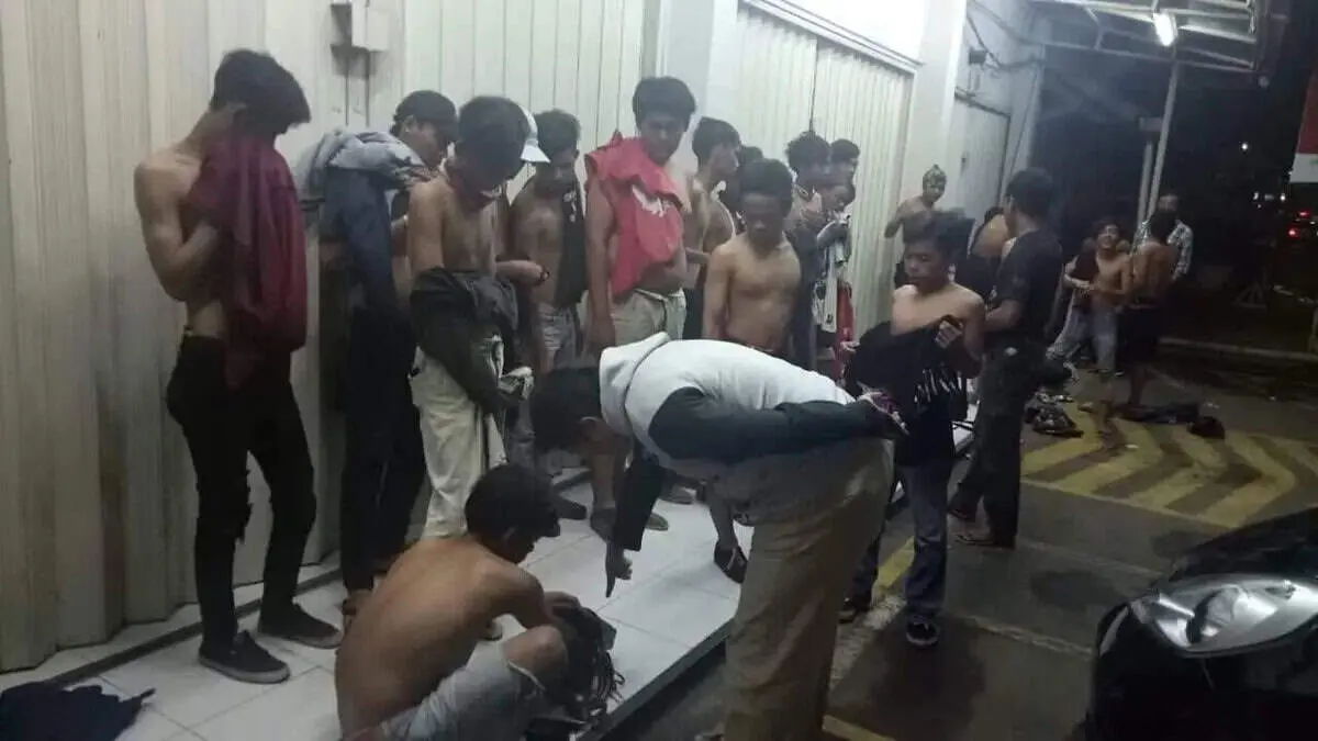 Pelajar Tangsel Diringkus Polisi Tawuran Bawa Golok Babi, Pedang, Celurit dan Kelewang 