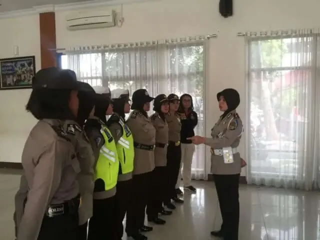 Shalat Jumat Tiba, Polwan Kota Tangerang Sibuk Berpatroli Shalat Jumat Tiba, Polwan Kota Tangerang Sibuk Berpatroli