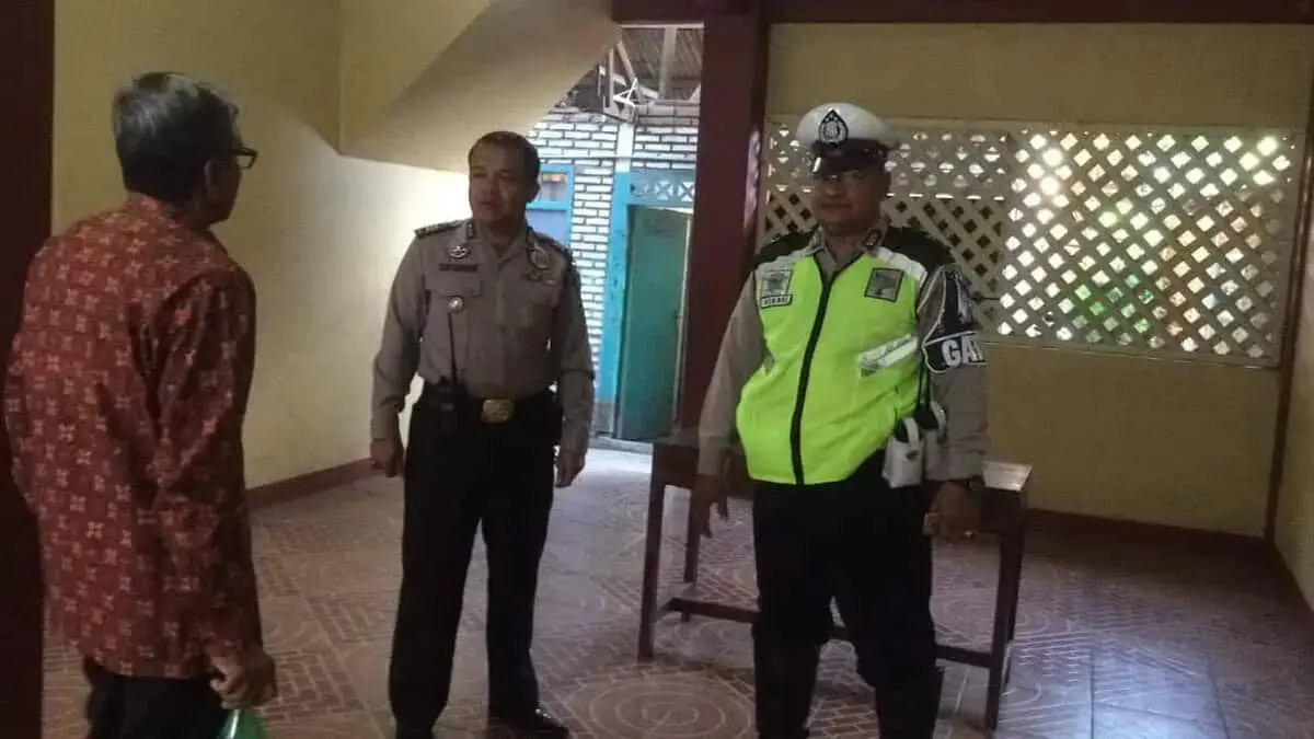 Polsek Neglasari Lakukan Pengamanan Perayaan Natal di Gereja Kristen Pasundan Polsek Neglasari Lakukan Pengamanan Perayaan Natal di Gereja Kristen Pasundan