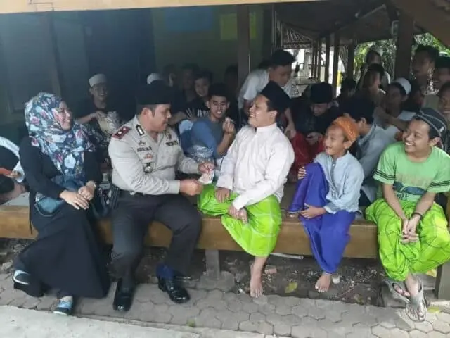 Ditemani Isteri, Kapolsek Karawaci Beri Bantuan ke Ponpes Ar-Ruhama Ditemani Isteri, Kapolsek Karawaci Beri Bantuan ke Ponpes Ar-Ruhama